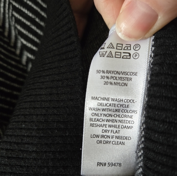 Joie | Gorgeous and Soft Black and White Chevron Knit Hoodie, Size 3XL - Picture 4 of 5